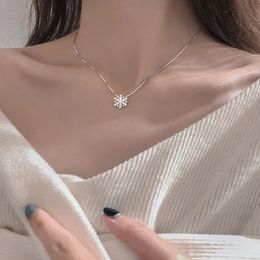 Women Girls Popular Snowflake Shining Crystal Necklace Rhinestone Snow Pendant Necklaces New Year Gift Jewellery