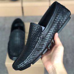 Alta Qualidade Designer Mens Dress Sapatos Luas Luandeiros Dirigindo Genuíno Couro Italiano Slip no sapato casual preto Respirável com caixa 017