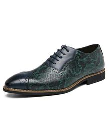 Mens High Quality Green PU Hollow Lace Classic Snake Print Brogue Shoes Retro Fashion All-match Business Casual Shoes 5KE023