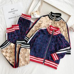 Completi di abbigliamento firmati per bambini Nuove tute con stampa di lusso Giacche con lettere di moda + pantaloni da jogging Felpa stile sportivo casual Ragazzi Ragazze