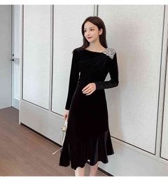 Autumn Winter Black Velvet Slash Neck Beaded Dresses Long Sleeve Elegant Mermaid Patchwork Office Party Dress Vestido 210514