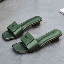 2021 Amarelo Verde Slides Mulheres 3cm Salto Alto Salto Slippers Buckle Mules Fetiche Sandálias De Verão Meninas Baixo Bloco Saltos Ao Ar Livre Sapatos