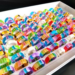 -Bulk lots 100 stücke schöne harz acryl ringe 7mm bunte charm ringe für frauen transparente süßigkeiten farbe mädchen party schmuck