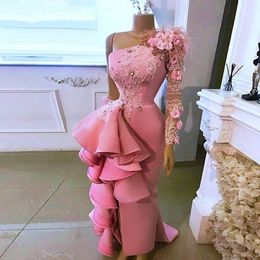 -Abiti da sera di una spalla rosa Vestidos de Fiesta Fiori Appliques Perline Pizzo Africano Nigeriano Dress Prom Dress Slits Ruffles