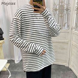 Men Long Sleeve T-shirts Spring Autumn Striped Mens Tee Unisex Tops Male Outwear All-match Casual Ins Ulzzang Loose Basic Trendy G1222