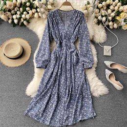 Autumn Winter Korean Women's Retro Floral Dress Temperament V-neck Puff Sleeve Slim Base Dresses UK714 210506