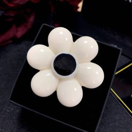 2021 flower letter diamond pearl brooch high-end material suit jacket accessories female high-quality fast delivery