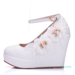 Neue modische runde Zehenschuhe für Frauen, weiße Spitzen-Blumen-Absätze, modische Plateau-Hochzeitsschuhe, Keilabsatz-Schuhe, Übergröße, Braut-Absätze