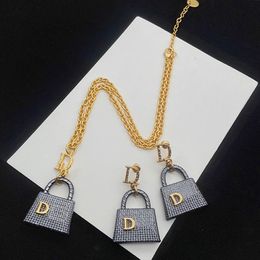 -Nette Tasche Form Anhänger Halskette Ohrstecker Frauen Brief Modeschmuck Set mit Stempel Hohe Qualität