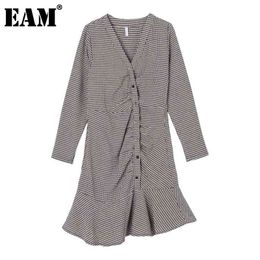 [EAM] Women Black Plaid Ruffles Temperament Dress V-Neck Long Sleeve Loose Fit Fashion Spring Autumn 1DA423 210512