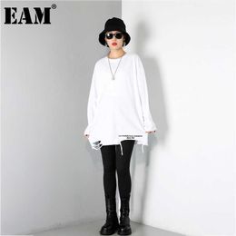 [EAM] Women Brief White Hole Big Size Personality T-shirt New Round Neck Long Sleeve Fashion Tide Spring Autumn 2021 1DD1797 X0628