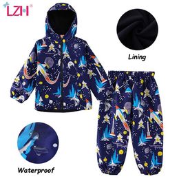 LZH Çocuk Giyim Sonbahar Bahar Çocuk Erkek Giysileri Yağmurluk Su Geçirmez Dinozor Ceket + Kızlar Için Pantolon Kıyafet Takım Elbise 211224