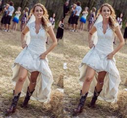 Vintage High Low Brautkleider Günstige Sexy Sheer V-Ausschnitt mit Flügelärmeln Falten 2016 Country Style White Lace Brautkleider