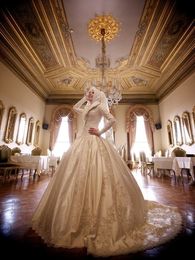 Luxurious 2016 Saudi Arabic Lace Appiqued Gold Wedding Dresses Muslim Long Sleeves Wedding Gown Dubai Modest Bridal Gowns A Line