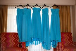 Vestidos de dama de honor azules baratos Tren largo y plisado de falda con pliegues Vestidos de fiesta de boda de gasa de alta calidad Vestidos formales de estilo de playa con pliegues