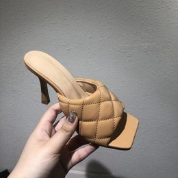 2021 Sandali di lusso estivi Designer Ladies Infradito Eleganti pantofole in pelle moda fiore dorato Scarpe da spiaggia con catena in metallo