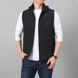 Male Casual Summer Big Size 7XL Sleeveless Vest Men Multi Pocket Outdoor Travel Pograph Waistcoat Fishing Vests with Cap 210925
