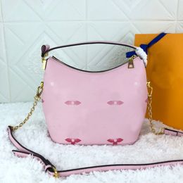 Tasarımcı Çanta Crossbody Çanta Omuz Çantası Deri Malzeme Baskılı Harfler Süslü Yarım Ay Casual Stil Bagaj