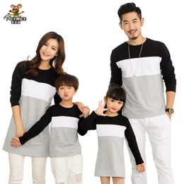 Family Look Mother Daughter Dress Clothing Father Son T-Shirt Cotton Patchwork Striped Matching Outfits 210724