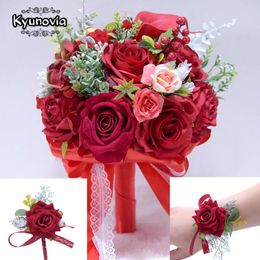 -Свадебные цветы Kyunovia Red 3PCS / комплект (1 х Bridal букет, 1 запястье Корсаж, 1x Boutonniere) Букет цветок невесты GC40