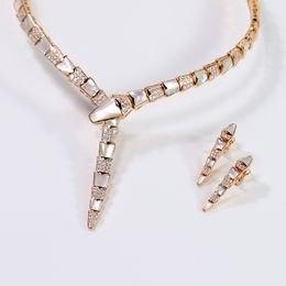 Set di gioielli firmati Europa America Moda Donna Donna Ottone con montatura in oro 18 carati Orecchini con collana da cena a catena larga con madreperla e diamanti