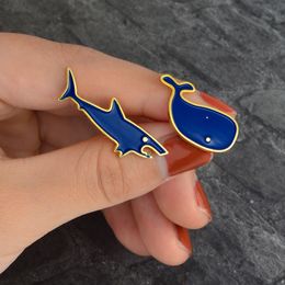 -Süße blaue Hai Whale Broschen Pins Email Animal Revers Pin Tops Tasche Corsage Modeschmuck Wille und Sandy