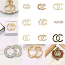 -Großhandel gemischt zufällig senden marke designer brosche mode berühmte doppelbrief quaste pearl luxus koppler strass anzug pin schmuckzubehör