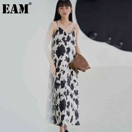 [EAM] Women Black Pattern Printed Long Spaghetti Strap Dress V-collar Sleeveless Fashion Spring Summer 1DD8762 21512