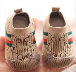Toptan Çocuk Ayakkabıları İlk Yürüteçler Nemli Yerleşimler Yumuşak Alt Jöle Sneaker Rahat Düz Çocuk boyutu Kız Erkek Spor Mektupları Sneakers Ayakkabı Için
