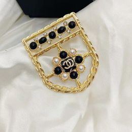 18K Gold Plated C Brand INS Desinger Brooch Copper Diamond Women Small Sweet Wind Rhinestone Letters Brooches Suit Pin Party Decoration High Quality Accessories