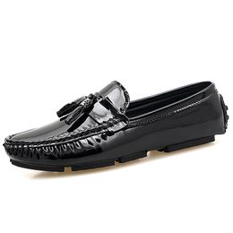 2022 Man New Fashion Casual Shoe Hombre Hand-sewn Loafers Moccasins Man Slip-on Flats Driving Shoe Male Boat Sneakers