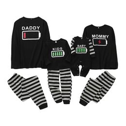 Puseky Family Pyjamas Set Battery Print Nightwear Sleepwear Mommy and me clothes Daddy Look 210724