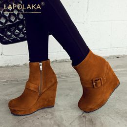 Stivali Lapolaka 2021 Zeppa Tacchi alti Caviglia Scarpe da donna Fibbia Decorazione Piattaforma con cerniera INS Dropship Bootie Ladies