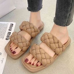 2021 Summer Lady Slippers Home Fashion Weave Dign Sexy Beach Flat Sandals Solid Color Square Head Open Toe Women Sho