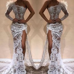2021 Lace Mermaid Evening Dresses Feather Long Sleeves Sexy Side Split Prom Dress Pageant Gown Chic Custom Made Robe de mariée Sweep Train