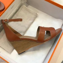 Tasarımcı Sandalet Kadın Ayakkabı Gerçek Deri Kama Topuklu Düz Dip Seksi Gladyatör Toka Kayışı Klasikler Kadın Ayakkabı 7cm Topuk Sandal