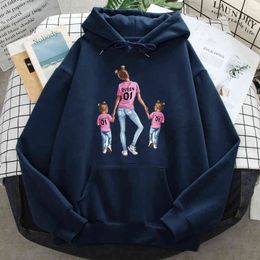 Mom With Her Twins Print Sweatshirts Men Pockets Retro Hoodie Hip Hop Retro Sweatshirts Harajuku Cartoon Men Fleece Pullovers H1227