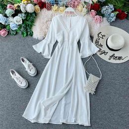Beach Seaside Holiday Vintage Flare Sleeve Casual A-line Dress Women Solid Color V Neck Elegant Vestidos J511 210527