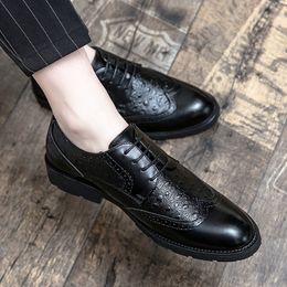 Men Dress Shoes fashion Handmade Brogue Style Paty Leather Wedding Shoes Men lace up Flats Leather Oxfords Formal Shoes man