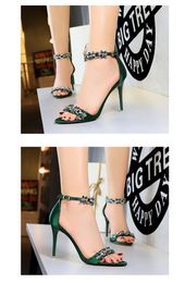 Merk Vrouw Trouwschoenen Groene Hoge Hakken Satijn Sandalen Designer Ronde  Teen Jurk Schoen Luxe Vrouwen Ondiepe Mond REDS Sole Pumps Shoeses