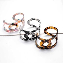 New Fashion Open Acrylic Leopard Print Bangles Hollow Out Cuff Bracelets for Women Girls Resin Bangles Jewellery Party Accessories Q0719