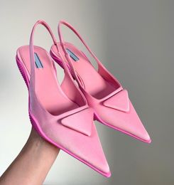 2021 Лето новые заостренные сандалии с низкой каблукой женский кожаный мелкий рот каблуки роскошной дизайн простая текстура дамы модные туфли