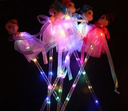 Iluminar varas de varas LED Brilhante princesa Boneca Magic Wands com brinquedo de vestido para crianças fingir jogar baterias prox incluídas
