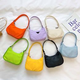 Bolsas de menina para crianças Moda para bebês Bolsas de um ombro para crianças Mini carta fofa Casual Portátil Mensageiro Acessórios Bolsa para crianças Bolsas femininas Tamanho da bolsa: 17*14*5