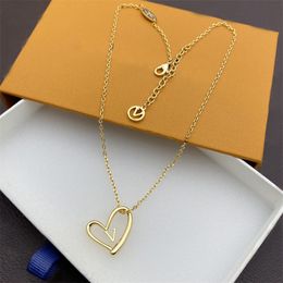 Fashion Gold Heart Pendant Necklaces Women Designer Letters Love Necklace Jewelry Ladies Accessories Designers Womens Earrings