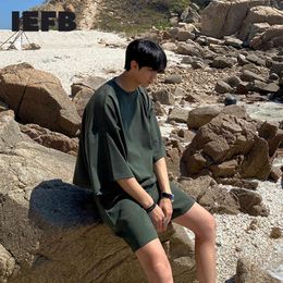 IEFB Summer Short Sleeve T-Shirt O-neck Three Quarter Sleeve Tops + Korean Fashion Loose Sports Shorts Green Two Piece Set Y7190 210524