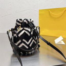 Black and white mini bucket bag Classic letters Plush Cute Design handbag Mens Womens Crossbody fashion Bags Drawstring soft Purse Fluffy