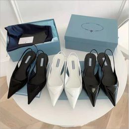 Modelos originais P-da Marca de luxo Designer de sandálias pontiagudas 2021 Última moda feminina Couro genuíno boca rasa salto alto sandália vestido