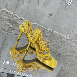 Eilyken 2021 Novo Sexy Yellow Malha Bombas Sandálias Feminino Square Toe Salto Alto Lace Up Cross-empate Stiletto Hollow Dress Sapatos Slhsddfsdfhsg