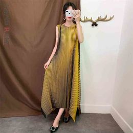 Summer Round Neck Sleevelss Dress Striped Pleated Vintage Asymmtrical Dresses Female Long Length PD640 210526